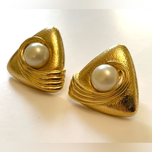 Vintage Crown Trifari Gold Tone Faux Pearl Earrings - Picture 2 of 8